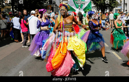 London, UK - 29. August 2016: Künstler beteiligen sich am zweiten Tag der Notting Hill Carnival, der größten in Europa. Karneval findet an zwei Tagen in Stockfoto