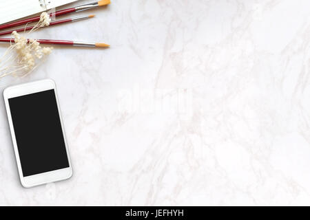 Top-Kunst oder Büroarbeitsplatz, Smartphone mit Textfreiraum. White, Mable Tischplatte Blick auf die Künstler, Designer oder kreative Schreibtisch. Stockfoto