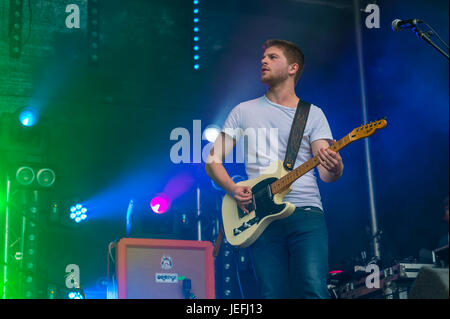 Dumfries, Scotland, UK - 14. August 2016: Michael Devereux, Gitarrist mit schottischen Band, Onr beim Jugend-Beatz Stockfoto