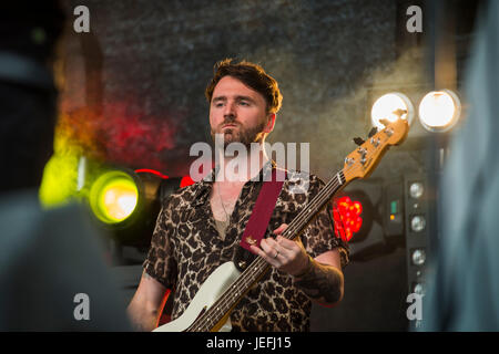 Dumfries, Scotland, UK - 14. August 2016: Sean McCole, Bass-Gitarrist mit schottischen Band, Onr erklingt in Jugend Beatz, eine kostenlose eines Tages-festival Stockfoto