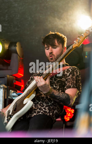 Dumfries, Scotland, UK - 14. August 2016: Sean McCole, Bass-Gitarrist mit schottischen Band, Onr erklingt in Jugend Beatz, eine kostenlose eines Tages-festival Stockfoto