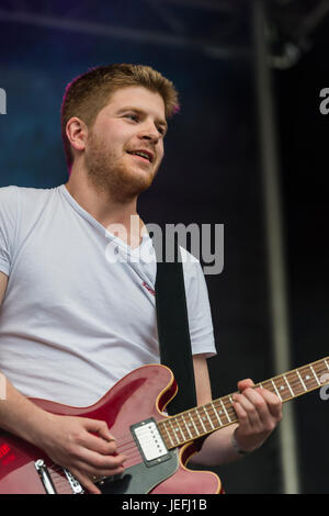 Dumfries, Scotland, UK - 14. August 2016: Michael Devereux, Gitarrist mit schottischen Band, Onr beim Jugend-Beatz Stockfoto