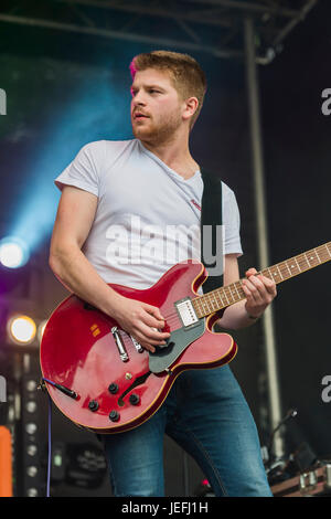 Dumfries, Scotland, UK - 14. August 2016: Michael Devereux, Gitarrist mit schottischen Band, Onr beim Jugend-Beatz Stockfoto