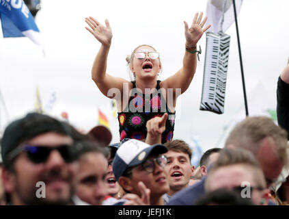 Das Publikum beobachten Craig David auf der Pyramide Bühne beim Glastonbury Festival in würdiger Farm in Somerset. Stockfoto