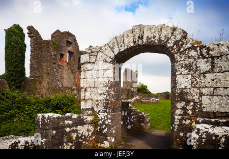 Das alte Schloss, ein Turm aus dem 17. Jahrhundert Haus gebaut in den frühen, Crom Castle Estate, Upper Lough Erne, Grafschaft Fermanagh, Nordirland Stockfoto