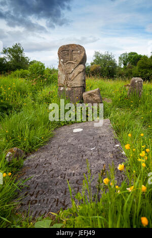 Die Vorderseite der Boa Island bilaterale Figur, gilt als eines der rätselhaften und bemerkenswerten Steinfiguren in Irland.  Erstellt in 400-800 n. Chr., i Stockfoto