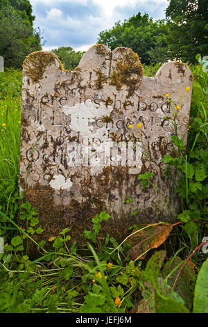 Einen alten Grabstein aus 1810 auf Boa Island, unteren Lough Erne, Grafschaft Fermanagh, Nordirland Stockfoto