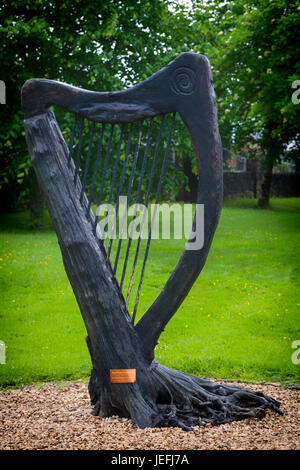 Irische Harfe Skulptur aus Moor Holz von Brendan Collum. In Keadue Leben Turlough o'Carolan, County Roscommon, Irland feiern angezeigt Stockfoto