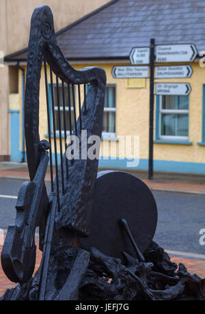 Skulptur eines Irish Harp von Brendan Collum aus Moor-Holz gefertigt. In Keadue angezeigt, es feiert das Leben von den blinden Harfenisten Turlough Carola, bur Stockfoto