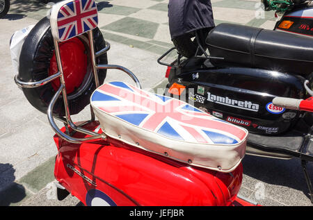 Lambretta Roller Classic Bikes mit Englisch Flagge auf Sitz, auf dem Display an einem klassischen Motorradtreffen in Mijas, Andalusien, Spanien. Stockfoto