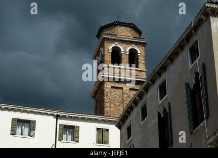 Dunklen Himmel über einer Kirche Stockfoto