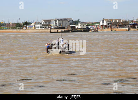 Fähre an Mündung River Deben, Bawdsey Quay, Suffolk, England auf der Suche nach Felixstowe Fähre Stockfoto