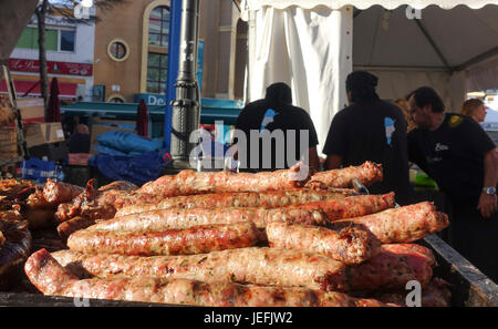 Argentinische Grill, Asado Chorizo Würstchen kochen, Grillen auf einer Straße Lebensmittelmarkt. Spanien. Stockfoto