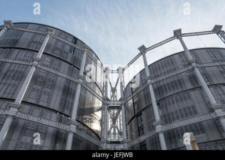 Gasbehälter Apprartments King Cross neben Regent es Canal in London Stockfoto