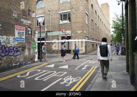 Die Kreuzung der Brick Lane und Quaker Street in Spitalfields, am frühen Morgen Pendler Stockfoto