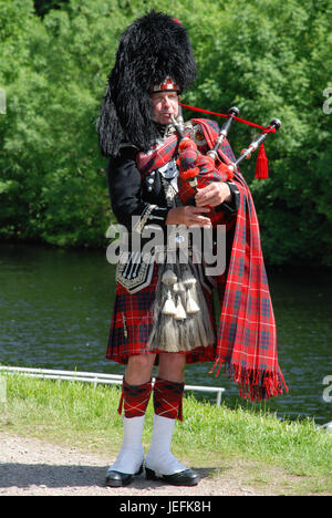 Eine schottische Piper spielt Dudelsack in Highland Tracht, Fort Augustus Schottland Schottland. Foto aufgenommen Juni 2017 Stockfoto