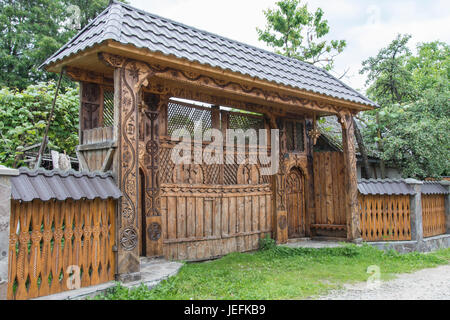 Typische eingerichteten Holzhaus Tor in Maramures region Stockfoto