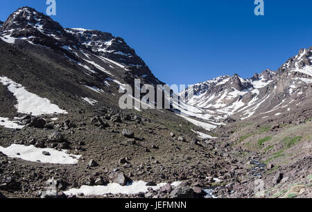 Toubkal-Nationalpark im Frühling mit montieren, Decken durch Schnee und Eis, Tal in der Nähe von Zuflucht Toubkal, den Startpunkt für die Wanderung zum Jebel Toubkal, höchste Pe Stockfoto