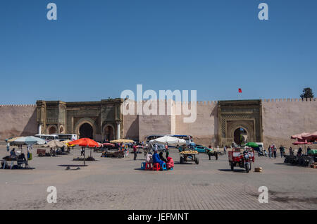 Meknès, Marokko - 8. Mai 2017: Lahdim Platz der mittelalterlichen kaiserlichen Stadt Meknes mit Bab el Mansour-Tor am Hintergrund, Marokko. Stockfoto