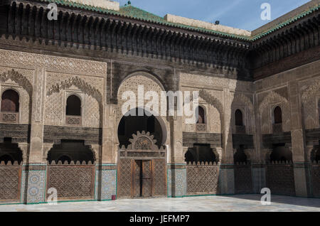 Fes, Marokko - 9. Mai 2017: Innenhof des die Koranschule Bou Inania in Fez, Marokko, Afrika Stockfoto