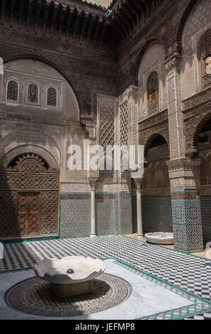 Fes, Marokko - 9. Mai 2017: Innenhof der Al-Attarine Madrasa ist eine Madrasa in Medina von Fes in Marokko, in der Nähe der Moschee Al-Qarawiyyin Fez Stockfoto