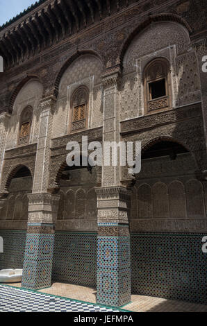 Fes, Marokko - 9. Mai 2017: Innenhof der Al-Attarine Madrasa ist eine Madrasa in Medina von Fes in Marokko, in der Nähe der Moschee Al-Qarawiyyin Fez Stockfoto