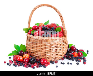 Frische Beeren im Korb isoliert auf weißem Hintergrund Stockfoto