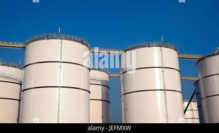 Reihen von Öllagertanks Stockfoto