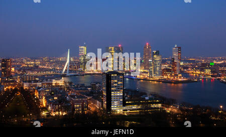 ROTTERDAM, Niederlande - 16. März 2016: Abend-Blick auf die Skyline der Stadt Rotterdam. Stockfoto