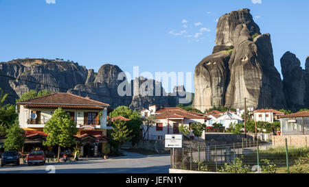 KALAMBAKA, Griechenland - 5. Mai 2017: Blick aus dem Dorf Kalambaka auf die berühmten Meteora-Rock-Formation. Stockfoto