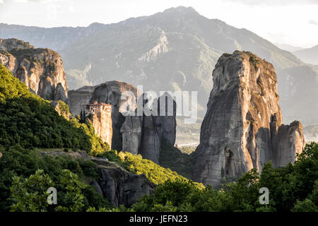 Blick auf die Landschaft rund um das Kloster Rousanou (St. Barbara) auf einer monolithischen Säule in Meteora, Pindos-Gebirge, Griechenland Stockfoto