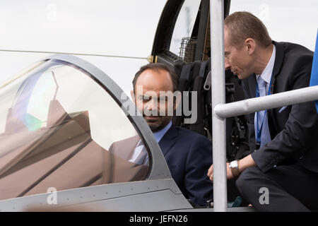 PARIS, Frankreich - 23. Juni 2017: Französische Premierminister Edouard Philippe im Cockpit einen Kampfjet Rafale bei einem Besuch in der Dassault-Gesellschaft unter Stockfoto