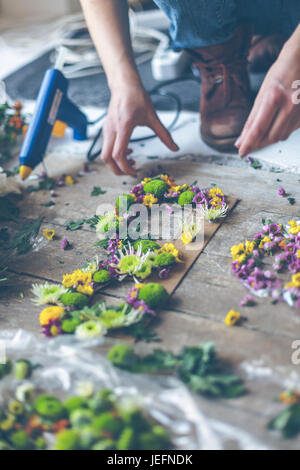 Blumengeschäft Blumen Dekoration mit Briefen und Kleber. Tageslicht in Innenräumen mit kleinen Schärfentiefe erschossen Stockfoto