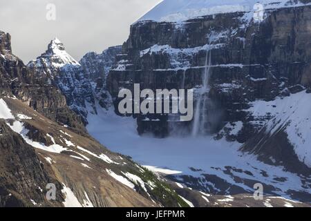 Spring Time Mountain Avalanche Path Slope Scenic Aerial Plain of Six Glaciers Landscape Banff National Park Alberta Canadian Rockies Stockfoto