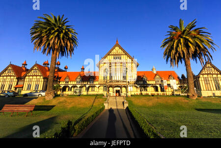 Rotorua Government Gardens Landschaft mit Palmen und Museumsgebäude außen auf der Nordinsel Neuseelands Stockfoto