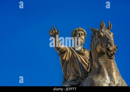 Alten Reiterstandbild des Kaisers Marcus Aurelius, eine bronzene Nachbildung des 2. Jh. n. Chr.-Statue in der Mitte des Capitol Hill Platz in Rom (mit b Stockfoto