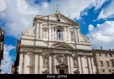 Kirche von den meisten heiligen Namen Jesu Manierismus und des Barock Fassade der Kirche mit schönen Wolken im historischen Zentrum von Rom Stockfoto