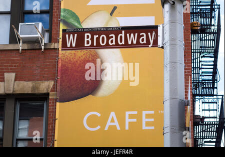 Ein braunes Straßenschild für den West Broadway in SoHo in Lower Manhattan in New York City Stockfoto