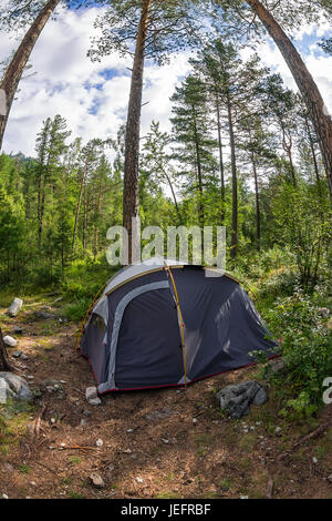 Abenteuer Camping und Zelt unter den Pinienwald in der Nähe von Wasser im Freien in morgens und Sonnenuntergang am Pang-Ung, Pine Forest Park, Mae Hong Son, nördlich von Thai Stockfoto