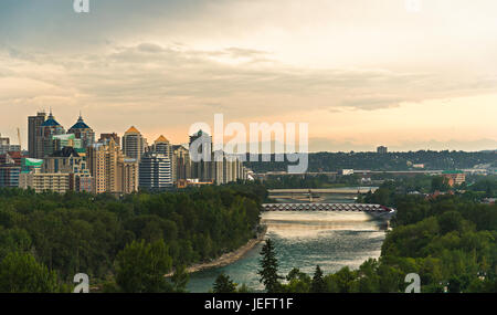 Sonnenuntergang über der Skyline von Calgary Stockfoto
