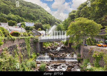 12. Juni 2017: Glen Lyn Gorge, Lynmouth, Devon, England, UK - ein Blick in die Schlucht an einem sonnigen Sommertag. Stockfoto