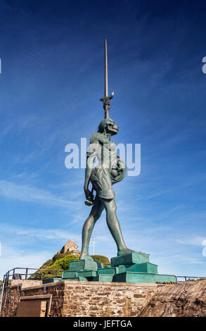 14. Juni 2017: Ilfracombe, North Devon, England, UK - Verity, von Damien Hirst, steht am Eingang zum Hafen. Stockfoto