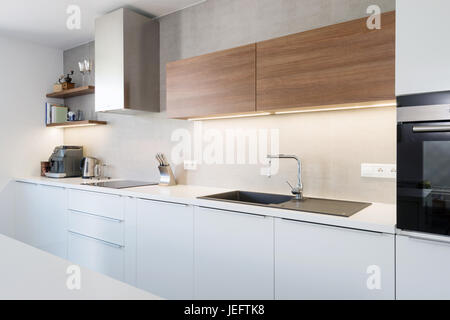 Moderne Küche Interieur mit mit Einbaugeräten Stockfoto