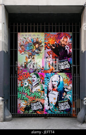 Ein großes buntes Plakat für den Film SUICIDE SQUAD hängen Osten 18th Street im Zentrum von Manhattan, New York City. Stockfoto