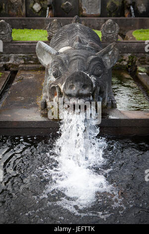 Steinskulptur an der Eingangstür des Tempels in Bali Stockfoto