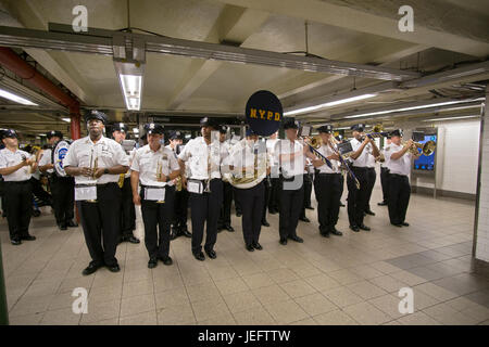 Die New York City Police Band unterirdisch in der Union Square u-Bahnstation als Teil einer Community Outreach-Programm. Manhattan, New York Stockfoto