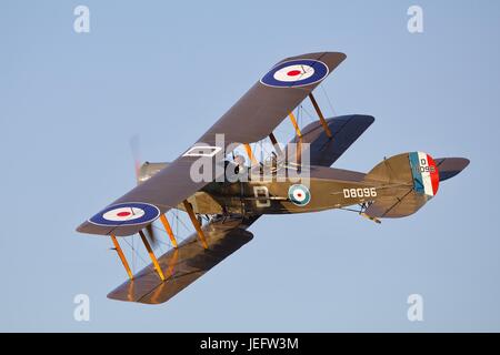Weltkrieg 1 Bristol F.2B Fighter fliegen an Old Warden Flugplatz Stockfoto
