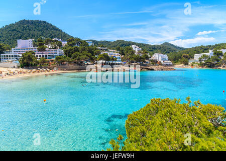 Blick auf Cala Portinatx Bucht mit Hotelgebäude im Hintergrund die Insel Ibiza, Spanien Stockfoto