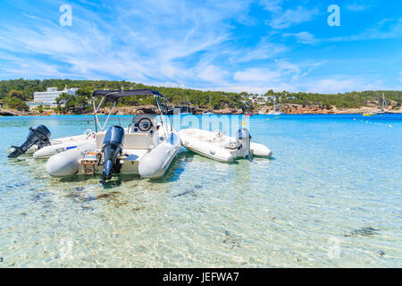 Schlauchboot Motorboot im Wasser am Strand von Cala Portinatx, Ibiza Insel, Spanien Stockfoto