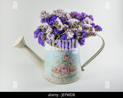 Bukett von getrockneten Blumen in einer Vintage Metall Gießkanne Stockfoto